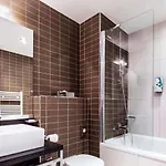 Disneyland Deluxe Flat, Outside Pool, Climatisation, 1 Min To Parks Serris